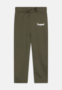 Maslinasto zelene trenerke s pojasom za zatezanje i bijelim "hummel" logotipom na lijevom licu. Izrađene od glatkog materijala s suženim dizajnom.