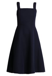 Beżowa, bezrękawnikowa sukienka do kolan w kolorze granatowym, z kwadratowym dekoltem, ozdobiona prążkowaną fakturą i rozkloszowanym dołem, tworząca klasyczną sylwetkę.
