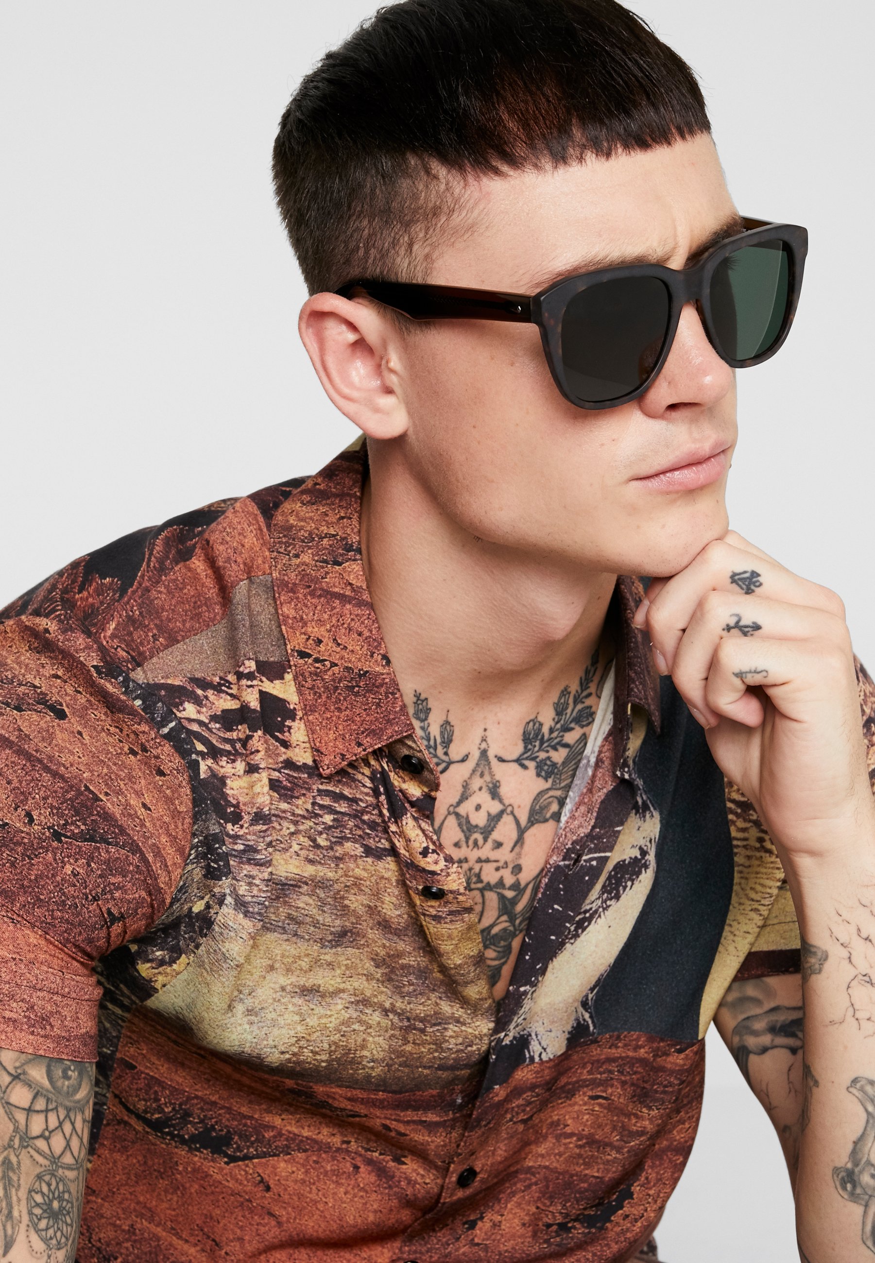 Bestellen Sie online die Rag \u0026 Bone RNB5013/S 201562-086/SP Sonnenbrille |  Sonnenbrillen.com