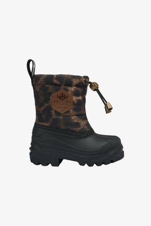 Barna és fekete vízálló téli csizma mintás felsőrésszel, gumitalppal, húzózsinóros záródással és fenyőfákat ábrázoló logóval.
