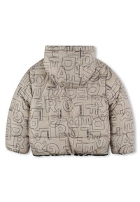 Beige pufferjakke med hette, som har stor svart typografi og sømdetaljer. Den har en quiltet tekstur og elastisk bunnkant.