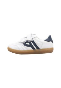 Zapatilla deportiva blanca con acentos en azul marino, correas de velcro y suela de goma. Presenta líneas cosidas y un logotipo en relieve en el lateral.