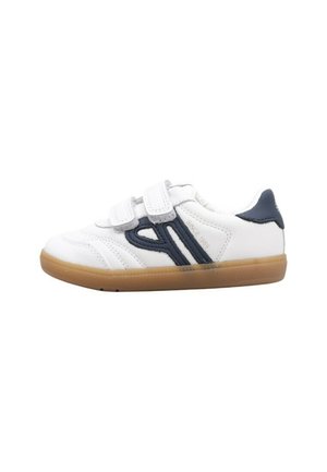 Baskets blanches avec des accents navy, des bandes velcro et une semelle en caoutchouc. Présente des coutures et un logo en relief sur le côté.