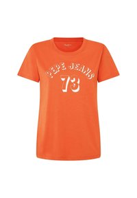 T-shirt orange à manches courtes en coton, arborant un texte blanc "PEPE JEANS 73" dans un style graphique arrondi.