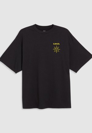 Zwarte T-shirt van katoen met korte mouwen, met een gele zonafbeelding en de tekst "LEVI'S" in vetgedrukte letters boven het ontwerp.
