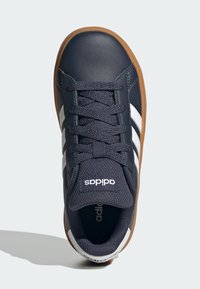 adidas Sportswear GRAND - Träningsskor - shadow navy cloud white gum