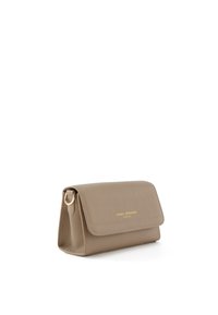 Beige læderhåndtaske med en tekstureret finish, en fold-over klap og guldtonet logodetalje; har en metalring på siden til fastgørelse.