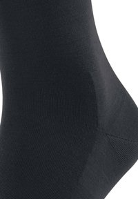 Schwarze Knöchelsocken aus einem glatten, dehnbaren Material, mit einem nahtlosen Design und verstärktem Fersenbereich für zusätzliche Haltbarkeit.