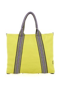 Borsa tote gialla brillante in pelle texturizzata con manici doppi in tessuto intrecciato viola, bianco e nero, mostrata su uno sfondo bianco.