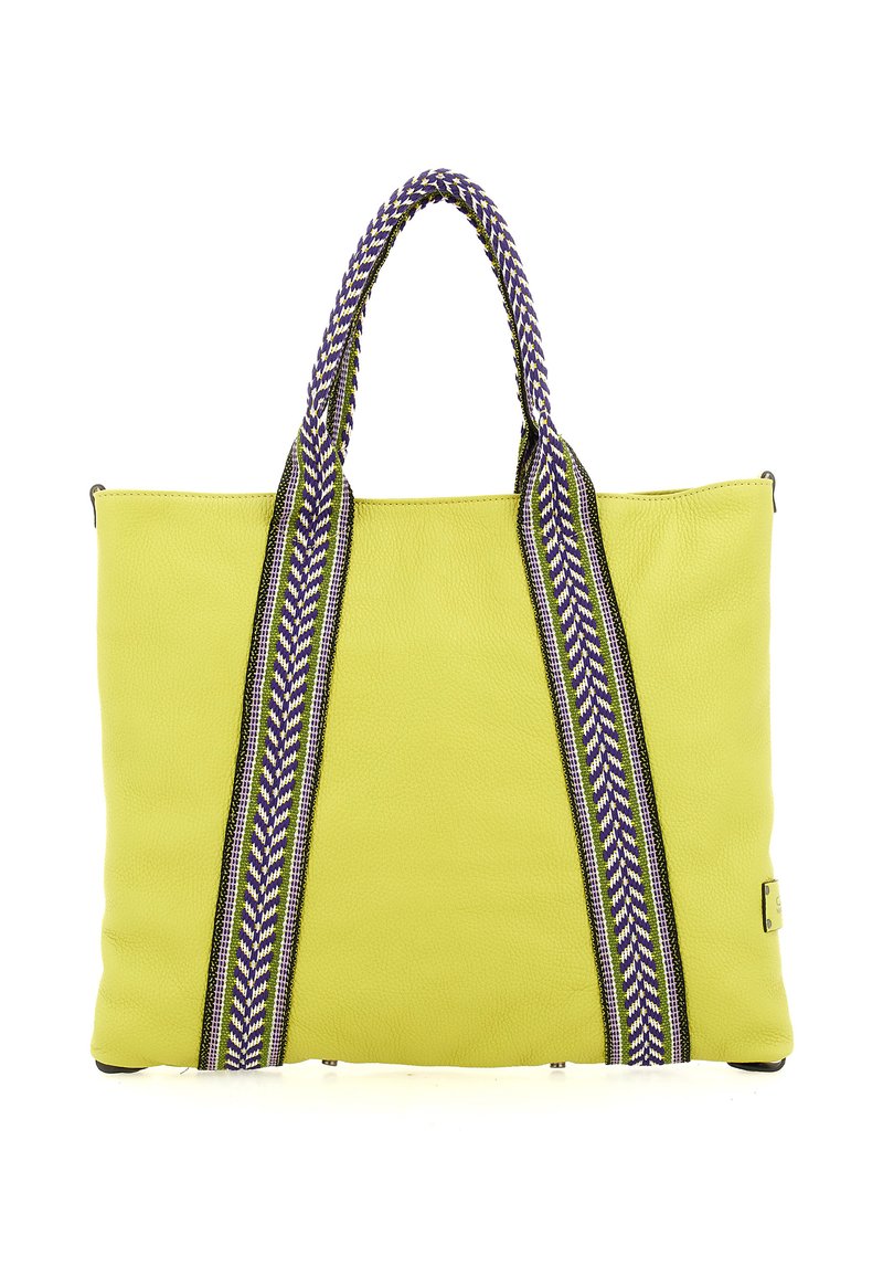 Borsa tote gialla brillante in pelle texturizzata con manici doppi in tessuto intrecciato viola, bianco e nero, mostrata su uno sfondo bianco.