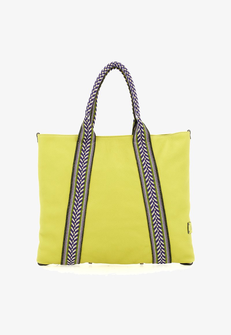 Borsa tote gialla brillante in pelle texturizzata con manici doppi in tessuto intrecciato viola, bianco e nero, mostrata su uno sfondo bianco.