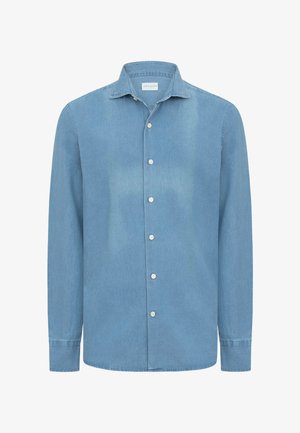 Světle modrá džínová košile s dlouhým rukávem na knoflíky, klasickým límečkem a bílými knoflíky vpředu, zobrazena na bílém pozadí.