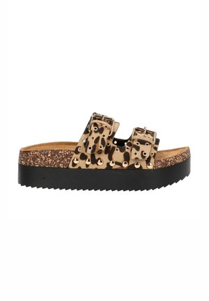 Sandalia deslizante de estampado de leopardo marrón con dos correas ajustables, tachuelas metálicas, plantilla de corcho y suela de goma negra.