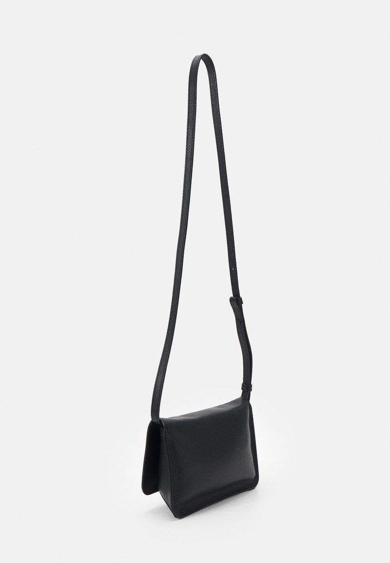 Sac en cuir noir en bandoulière avec une forme rectangulaire plate, une seule sangle réglable et une surface texturée subtile, présentant un design minimaliste.