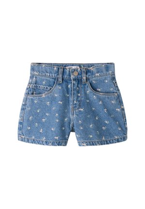 Blaue Jeansshorts mit kleinem weißem Blumenmuster, vorderer Knopf, Gürtelschlaufen und zwei Vorderentaschen auf weißem Hintergrund.