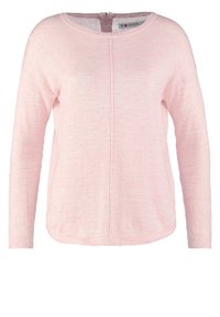 Pull rose clair à manches longues avec encolure ronde, détail de couture centrale, tissu légèrement texturé et fermeture éclair au dos du cou.