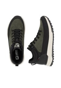 Šněrovací boty s horní částí z tmavě zelené semišové kůže, černými akcenty a bílou mezipodešví. Texturovaná pryžová podrážka pro dobrý grip.