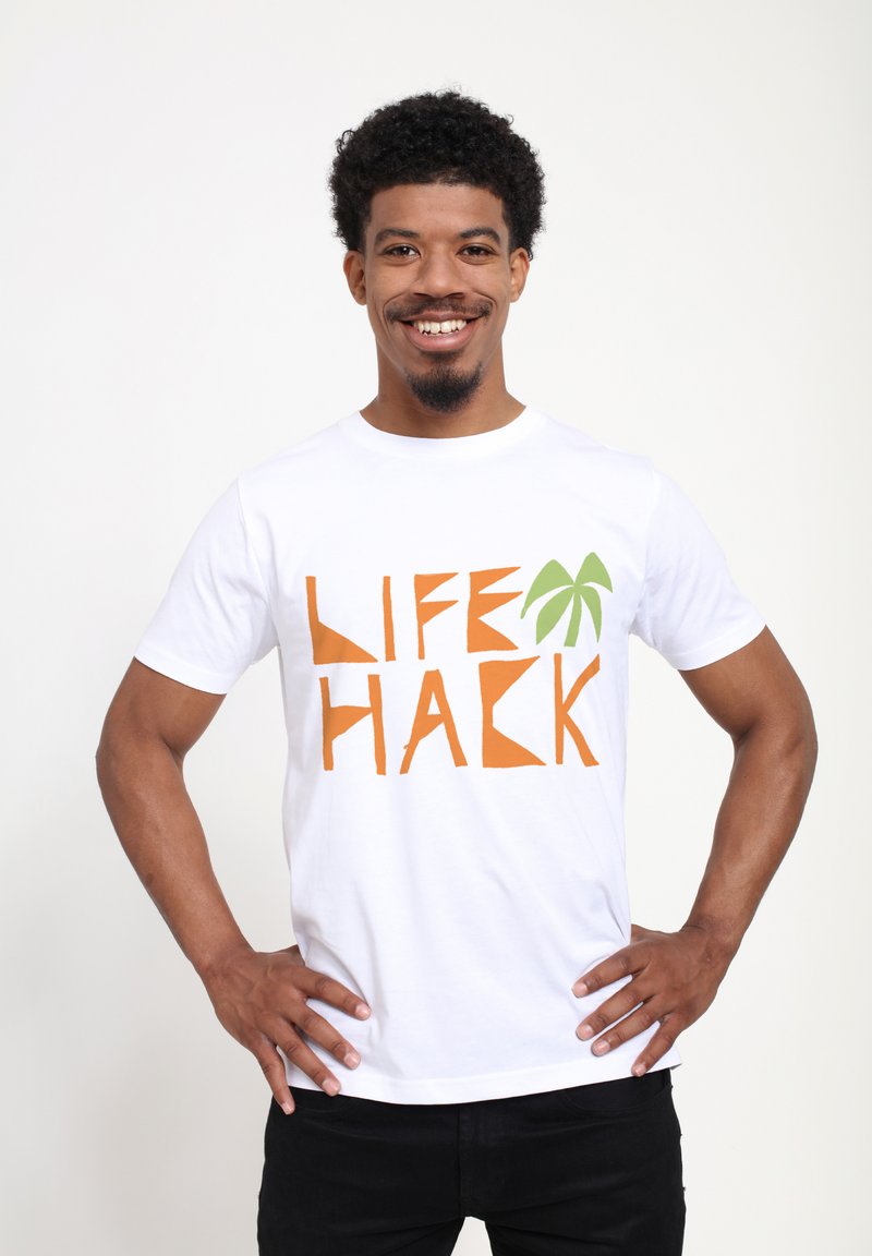Bílý tričko s výrazným textem "LIFE HACK" v oranžové a zelené barvě, doplněné grafikou palmy. Krátké rukávy a klasický krční výstřih.
