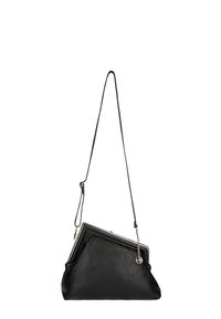 Borsa a tracolla in pelle nera con finitura texturizzata, caratterizzata da un design geometrico, spallacci regolabili e dettagli in metallo di colore argento.