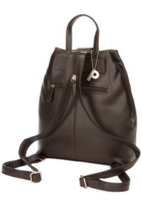 Sac à dos en cuir marron avec une surface texturée, deux poches zippées et des bretelles réglables. Dispose d'un tag décoratif avec la lettre 'P'.