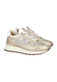 Zapatillas de cuero beige con diseño perforado, cordones blancos y un acabado texturizado. Cuentan con una suela acolchada y sutiles toques de marca.