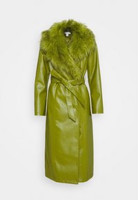 Long manteau en cuir vert avec un large col en fourrure duveteuse et une ceinture assortie nouée à la taille, présenté sur un fond uni.