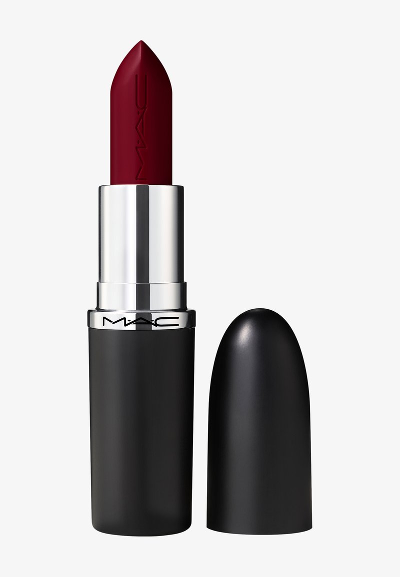 Rouge à lèvres MAC rouge foncé avec un tube noir mat et une bande argentée, capuchon retiré et placé à côté sur un fond blanc.