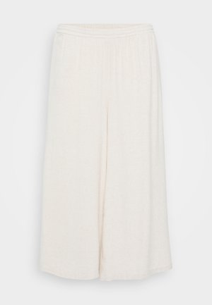 Vita linne-culotter med elastiskt midjeband, vida ben och en strukturerad yta. Plagget har en lös, avslappnad passform för komfort.