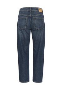 Jeans in denim blu scuro con design a gamba dritta, dotati di due tasche posteriori e di un'etichetta in pelle color cuoio sulla cintura.