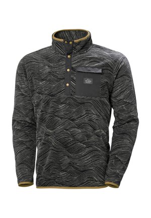 Fleece pullover in zwart met een golvend grijs patroon. Voorzien van een hoge kraag, vier drukknoopjes en een borstzak met een zwarte flap.