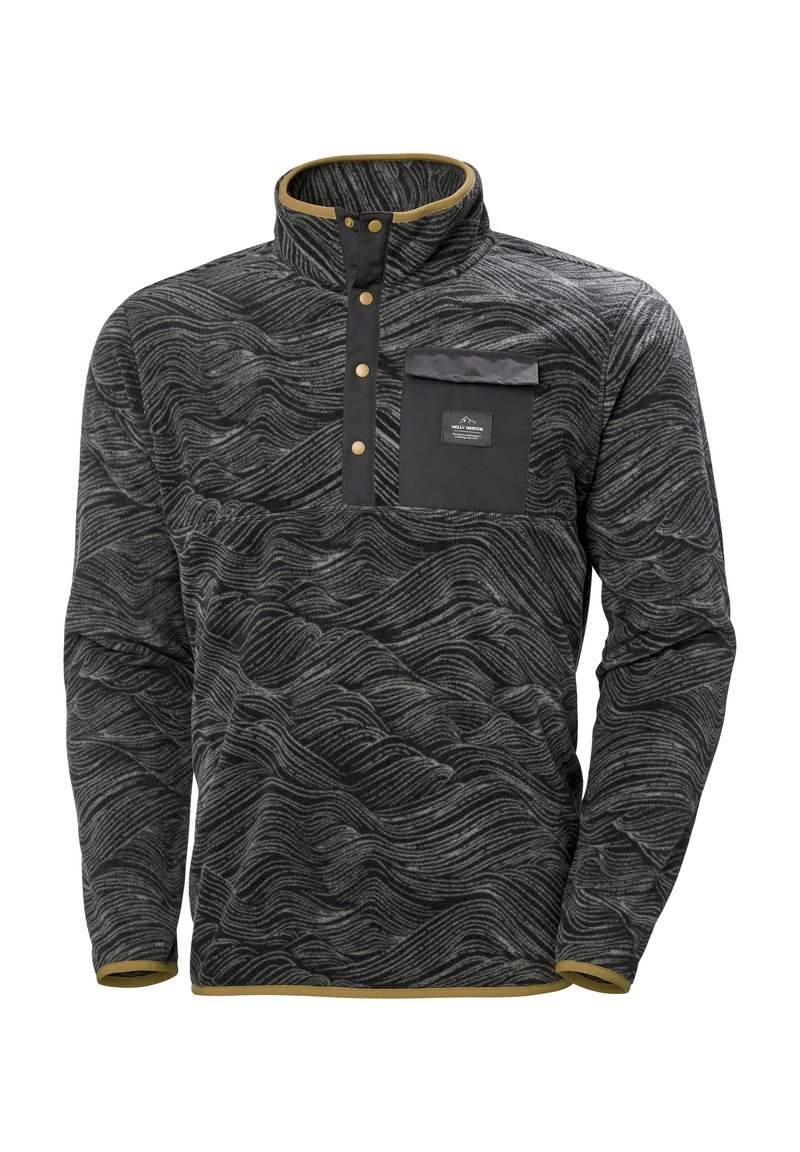 Pullover in fleece nero con un motivo grigio ondulato. Presenta un colletto alto, quattro bottoni a pressione e una tasca sul petto con una patta nera.