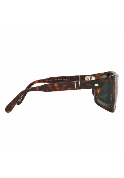 Occhiali da sole tartarugati con una montatura spessa, lenti verde scuro e dettagli in metallo. Le astine presentano particolari sulle cerniere e una finitura liscia.
