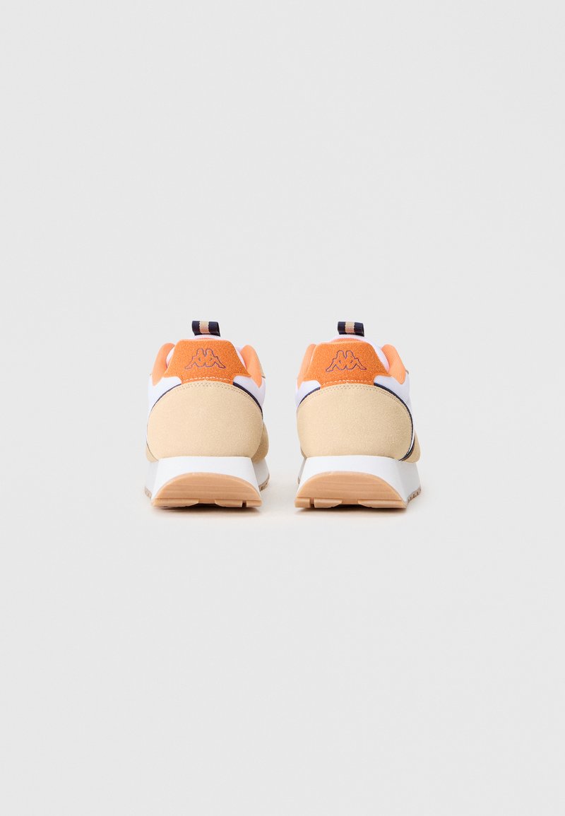 Orangene und beige Sportschuhe mit glatter Oberfläche, gepolstertem Kragen und weißer Zwischensohle, mit einem Logo auf der Rückseite und einer Zuglasche.