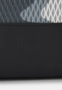 Borsa nera impermeabile con tessuto testurizzato e motivo. Presenta il logo "RAINS" impresso, un design minimalista e bordi lisci.