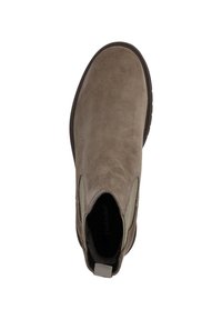 Brązowy zamszowy botek za kostkę z elastycznymi panelem bocznymi i gumową podeszwą. Posiada okrągły czubek oraz pętelkę ułatwiającą zakładanie.