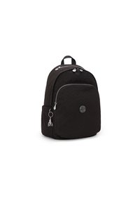 Mochila negra de nailon con forma redondeada, cierres de cremallera, un bolsillo frontal y un accesorio de llavero. Presenta sutiles patrones en relieve.