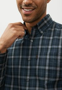Next EASY OXFORD - Camisa - navy blue tartan
