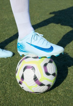 Lysblå Nike fodboldstøvle med et blåt swoosh-mønster, der hviler på en multicolor fodbold med grønne, lilla og sorte accenter.