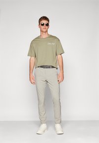 Selected Homme SLHSLIM ROBERT PANTS - Chino hlače - sand pattern/houndstooth