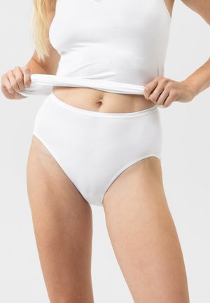 Weiße Baumwolle-Hipster mit hohem Bund und glatter Textur, ausgestattet mit einem breiten Bund und einem schlichten Design, werden von einem Modell präsentiert.