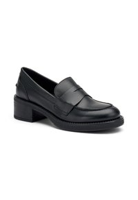 Mocasines de cuero negro con punta redondeada, detalles de costura y un tacón bloque de altura media. Presentan una correa decorativa en la parte frontal.
