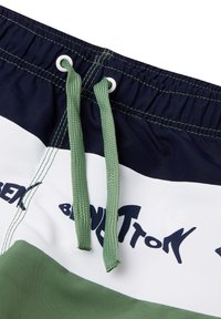 Pantaloni da nuoto con un design blu navy, bianco e verde. Inclusi un cordino verde, cuciture a contrasto e testo grafico audace.