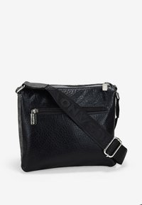 Bolso de hombro negro de cuero con un acabado texturizado, que cuenta con un compartimento con cremallera y una amplia correa ajustable con acentos de letras.