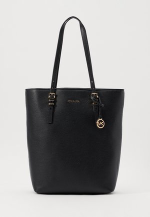 Schwarze, strukturierte Leder-Shoppertasche mit doppelten Trägern, goldenen Schnallendetails und einem hängenden runden MK-Logo-Anhänger.