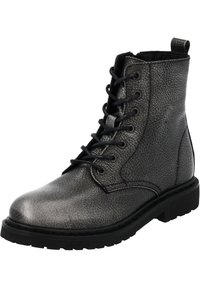 Stivale alla caviglia in grigio metallizzato con lacci, in pelle texture, punta rotonda e suola in gomma nera. Presenta sette occhielli e un tassello sul retro per il supporto.