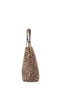 Bolso tote con estampado de leopardo visto de lado, con dos asas largas, sobre un fondo blanco.