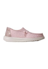 Chaussure slip-on rose clair avec des accents pailletés, une semelle blanche et un détail de lacet noué sur le côté sur fond blanc.
