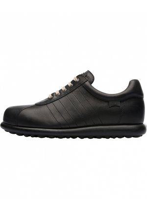 Czarne skórzane sneakersy z teksturowanymi bocznymi panelami, kontrastującymi beżowymi sznurówkami i zaokrąglonym noskiem, z amortyzowaną podeszwą zapewniającą komfort.