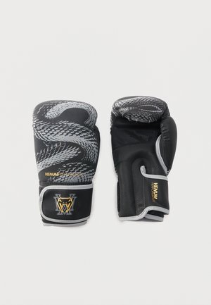 Paar schwarzer und grauer Boxhandschuhe mit Schlangenhautmuster, Venum Performance-Logo und verstellbaren Handgelenksriemen auf weißem Hintergrund.
