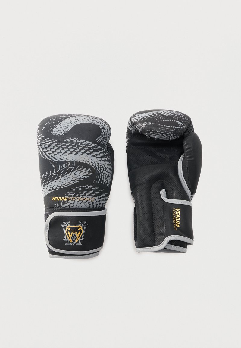 Ζευγάρι μαύρα και γκρι γάντια πυγμαχίας με μοτίβο από λέπια φιδιού, λογότυπο Venum Performance και ρυθμιζόμενα λουράκια καρπού σε λευκό φόντο.